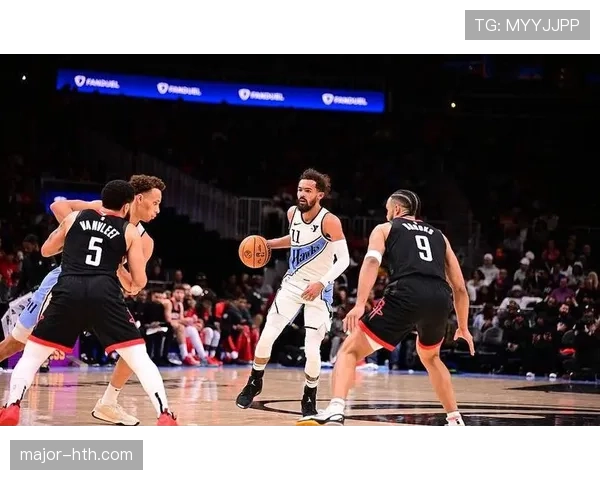 特雷·杨连续三分投篮拉开差距提升老鹰关键时刻得分效率