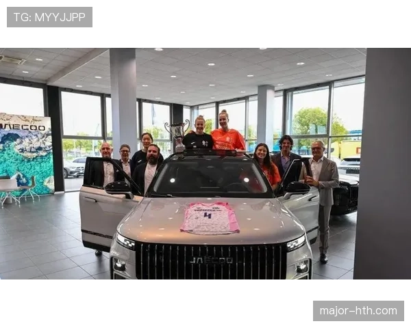 刷到朱婷下车那一刻：黑色豪车、名牌挎包，楼下阿姨都盯着看